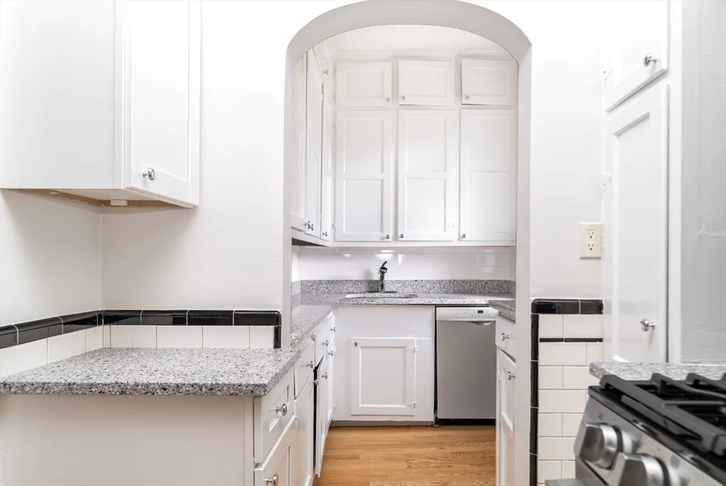 2 bed, 1 bath apartment for rent at 79 Naples Unit 1, North Brookline — photo 5 of 16