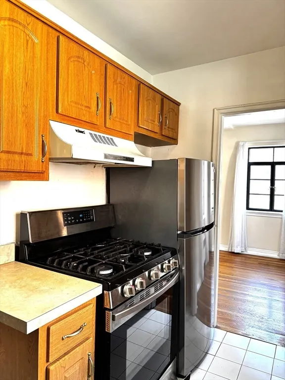 2 bed, 1 bath apartment for rent at 79 Sutherland Rd Unit 3, Brighton — photo 2 of 17