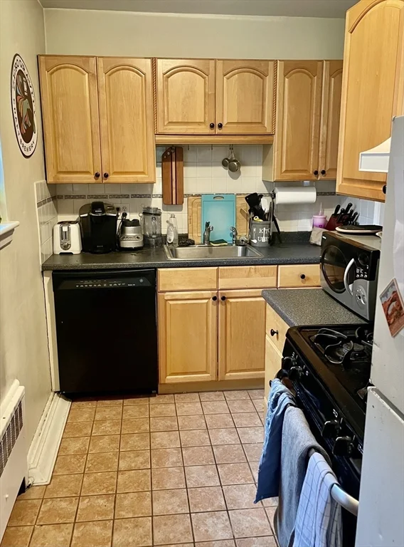 2 bed, 1 bath apartment for rent at 79 Sutherland Unit 1, Brighton — photo 3 of 6
