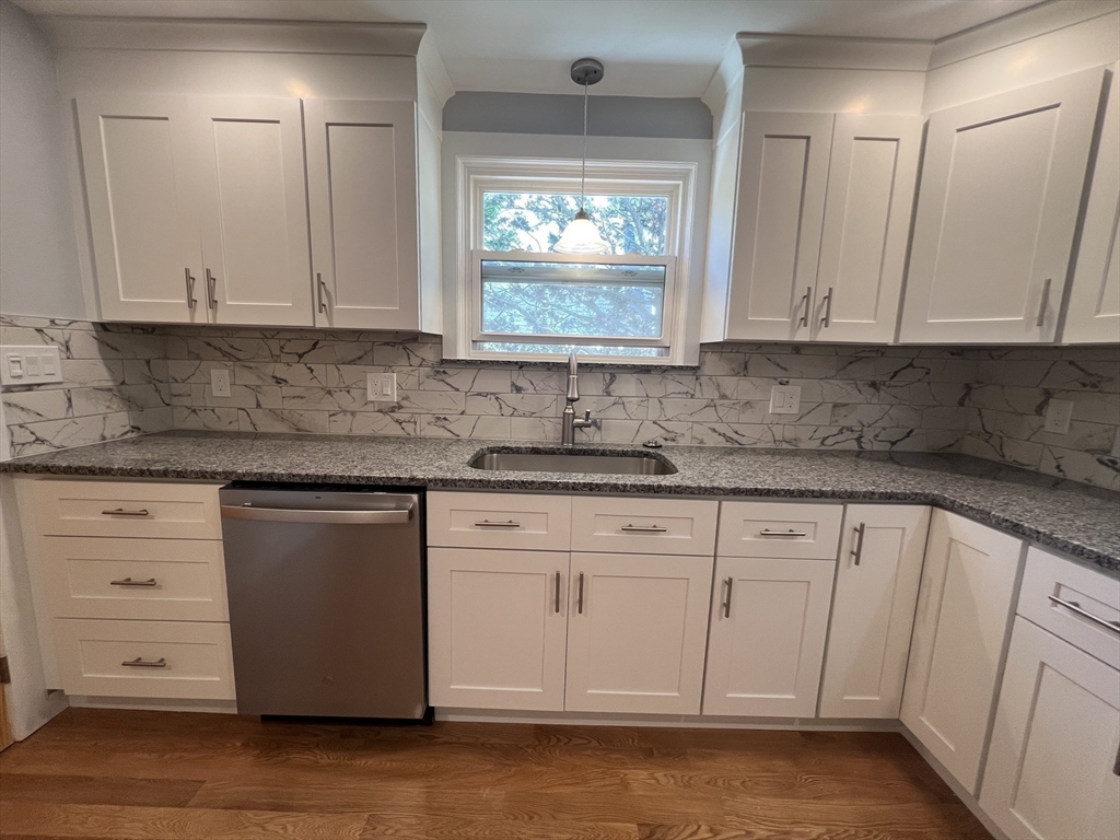 3 bed, 2 bath apartment for rent at 79 Walnut St Unit 2, Belmont — photo 4 of 28