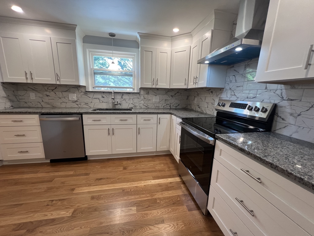 3 bed, 2 bath apartment for rent at 79 Walnut St Unit 2, Belmont — photo 5 of 28