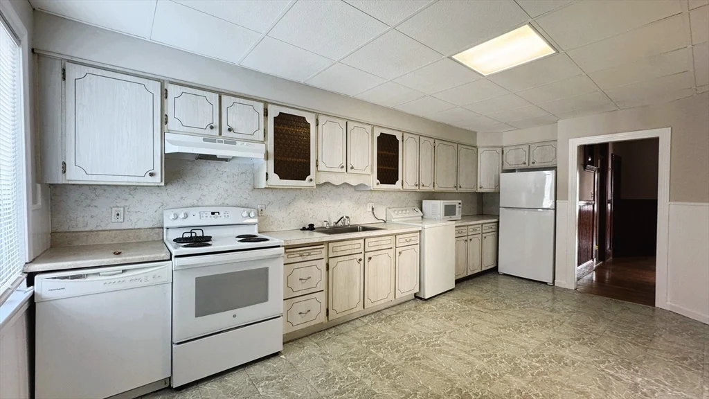 3 bed, 1 bath apartment for rent at 795 Cambridge St Unit 1, Wellington-Harrington — photo 5 of 19