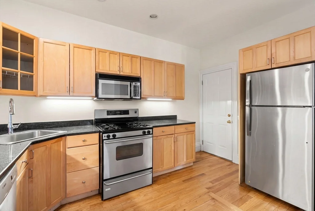 3 bed, 1 bath apartment for rent at 795 E 5th Unit 2, South Boston — photo 4 of 17