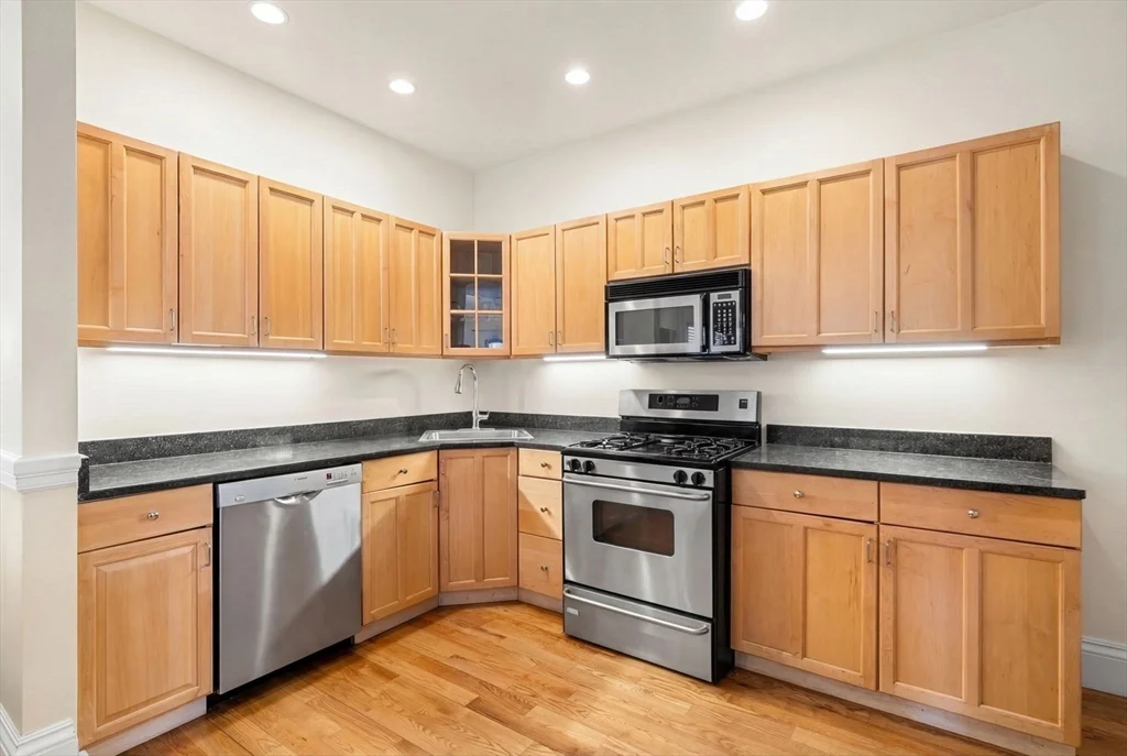 3 bed, 1 bath apartment for rent at 795 E 5th Unit 2, South Boston — photo 3 of 17
