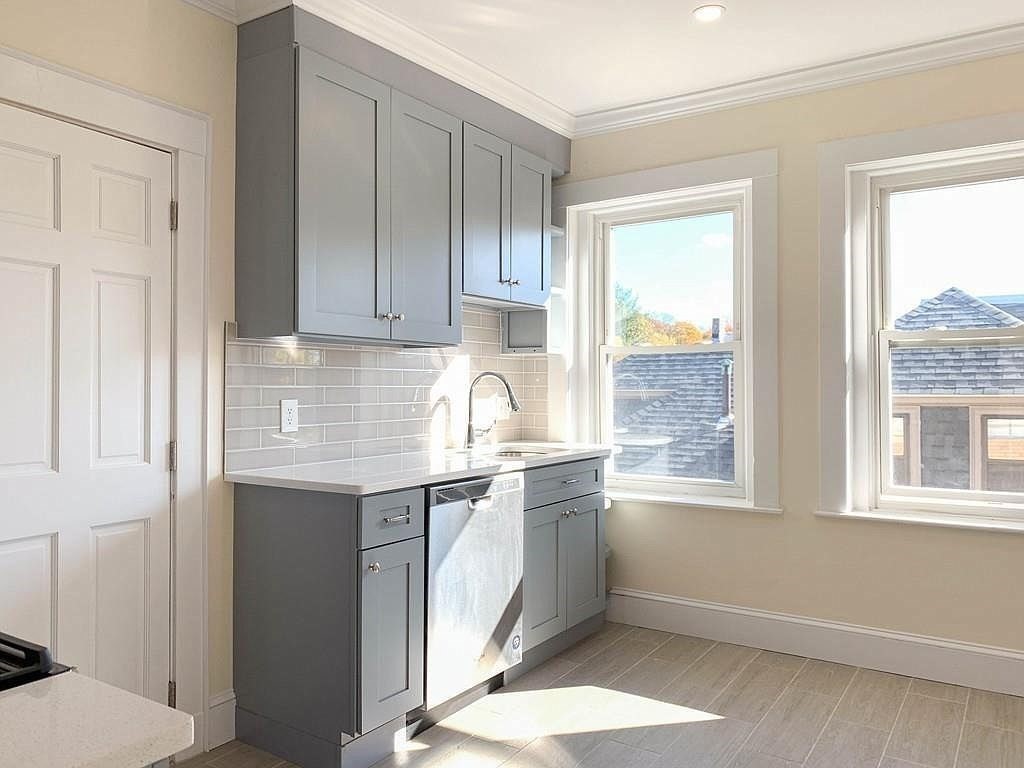 3 bed, 1 bath apartment for rent at 797 Washington Unit 3, Brookline — photo 2 of 15