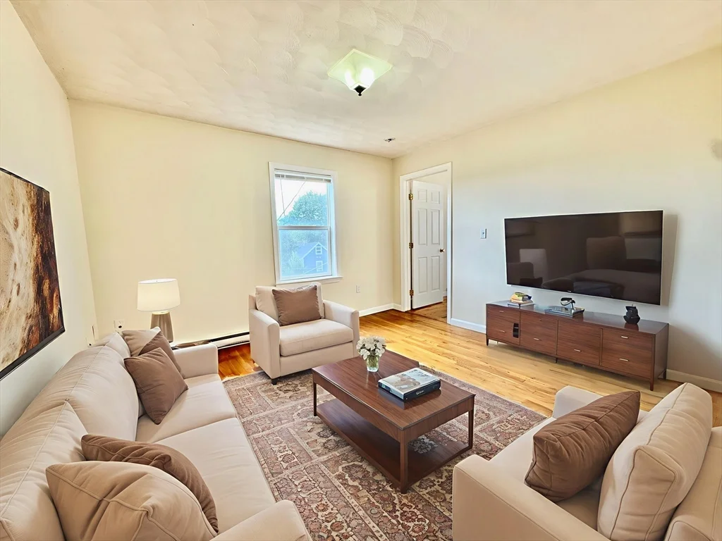 3 bed, 1 bath apartment for rent at 7R Center St Unit 1, Woburn — photo 1 of 9