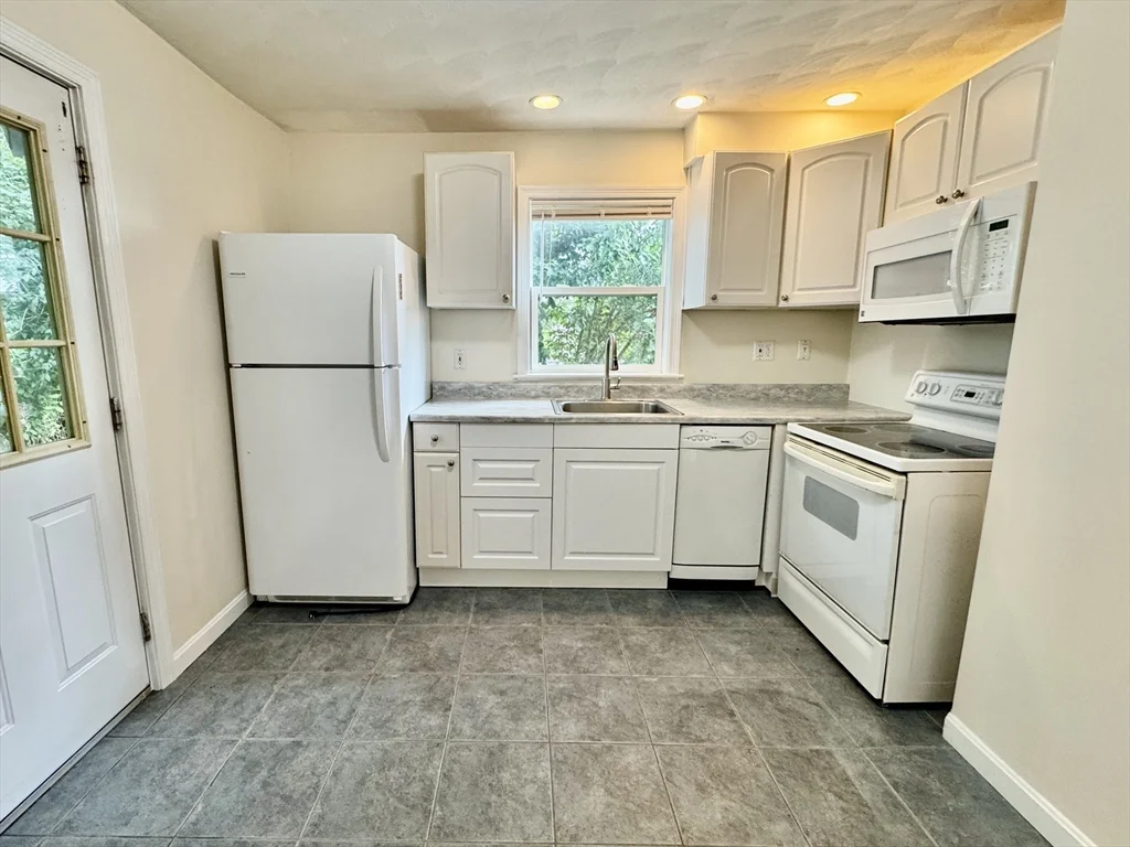 3 bed, 1 bath apartment for rent at 7R Center St Unit 1, Woburn — photo 9 of 9