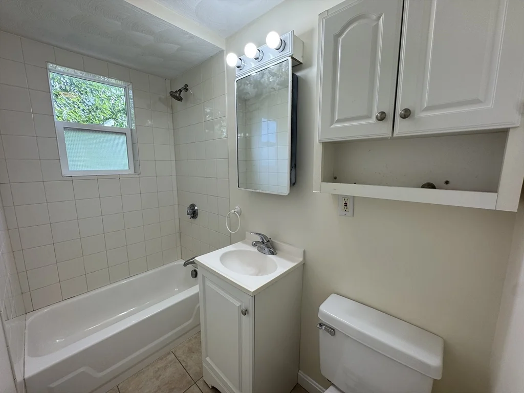 3 bed, 1 bath apartment for rent at 7R Center St Unit 1, Woburn — photo 5 of 9