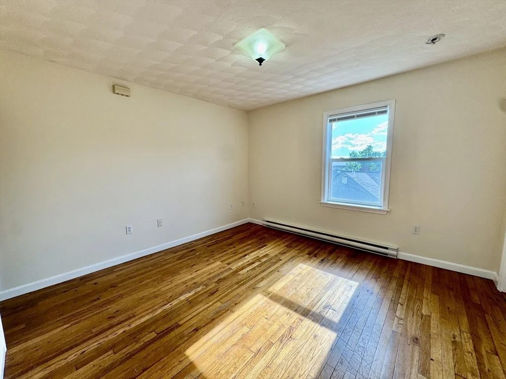 3 bed, 1 bath apartment for rent at 7R Center St Unit 1, Woburn — photo 6 of 9