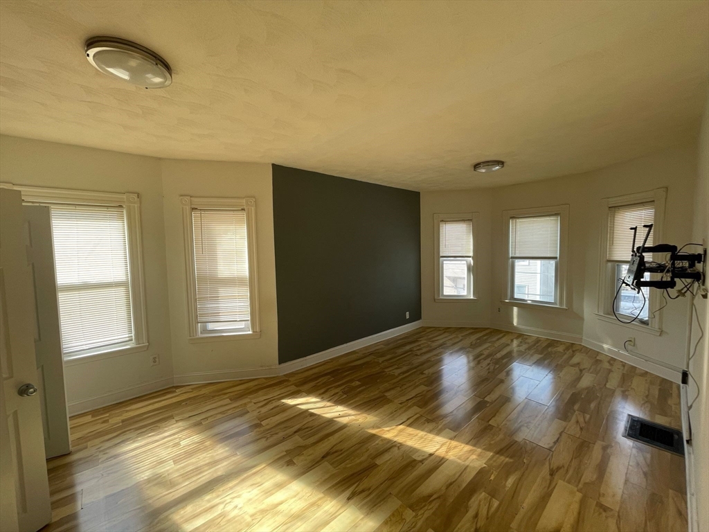 3 bed, 1 bath apartment for rent at 8-10 Dane Unit 2A, Everett — photo 1 of 17
