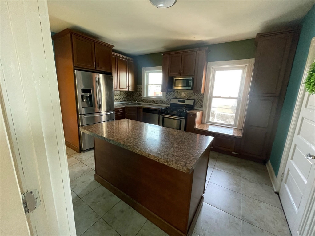 3 bed, 1 bath apartment for rent at 8-10 Dane Unit 2A, Everett — photo 6 of 17