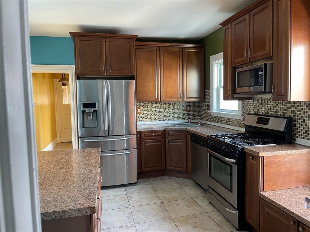 3 bed, 1 bath apartment for rent at 8-10 Dane Unit 2A, Everett — photo 7 of 17