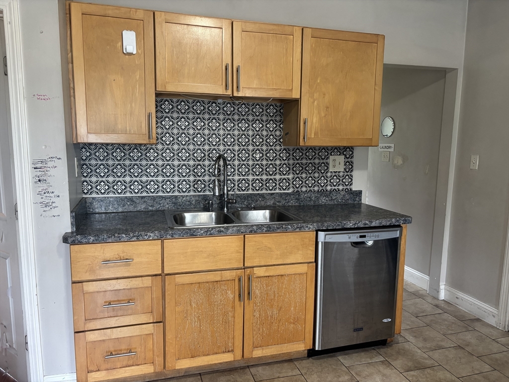 2 bed, 1 bath apartment for rent at 8-10 Stearns St Unit 1, Worcester — photo 5 of 22