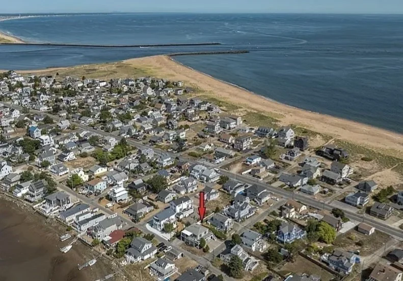 3 bed, 1 bath apartment for rent at 8 44th Unit 1, Plum Island — photo 12 of 12
