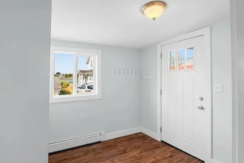 3 bed, 1 bath apartment for rent at 8 44th Unit 1, Plum Island — photo 10 of 12