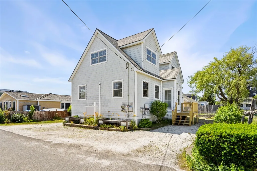 2 bed, 2 bath apartment for rent at 8 58th St Unit 1, Plum Island — photo 1 of 22