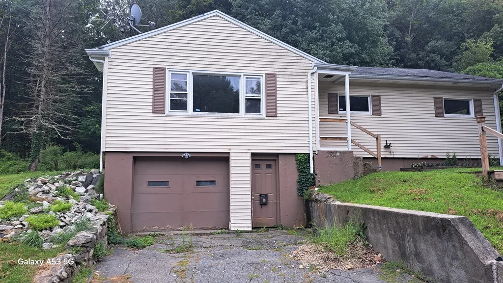3 bed, 1 bath apartment for rent at 8 Athens St Unit 0, Auburn — photo 2 of 22