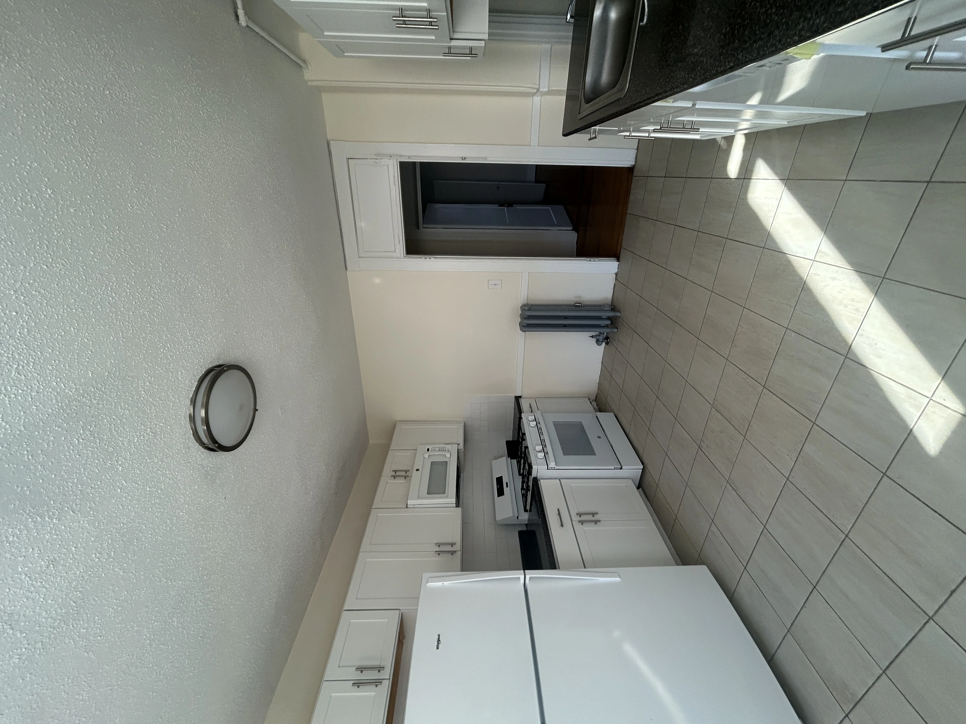 4 bed, 2 bath apartment for rent at 8 Barrows St Unit 3, Brighton — photo 2 of 9