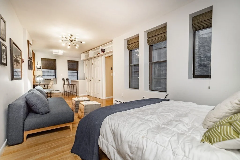 Studio bed, 1 bath apartment for rent at 8 Battery St Unit 3, North End — photo 2 of 12