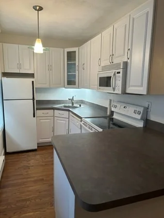 Studio bed, 1 bath apartment for rent at 8 Battery St Unit 6, North End — photo 2 of 5
