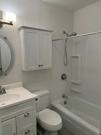 Studio bed, 1 bath apartment for rent at 8 Battery St Unit 6, North End — photo 3 of 5