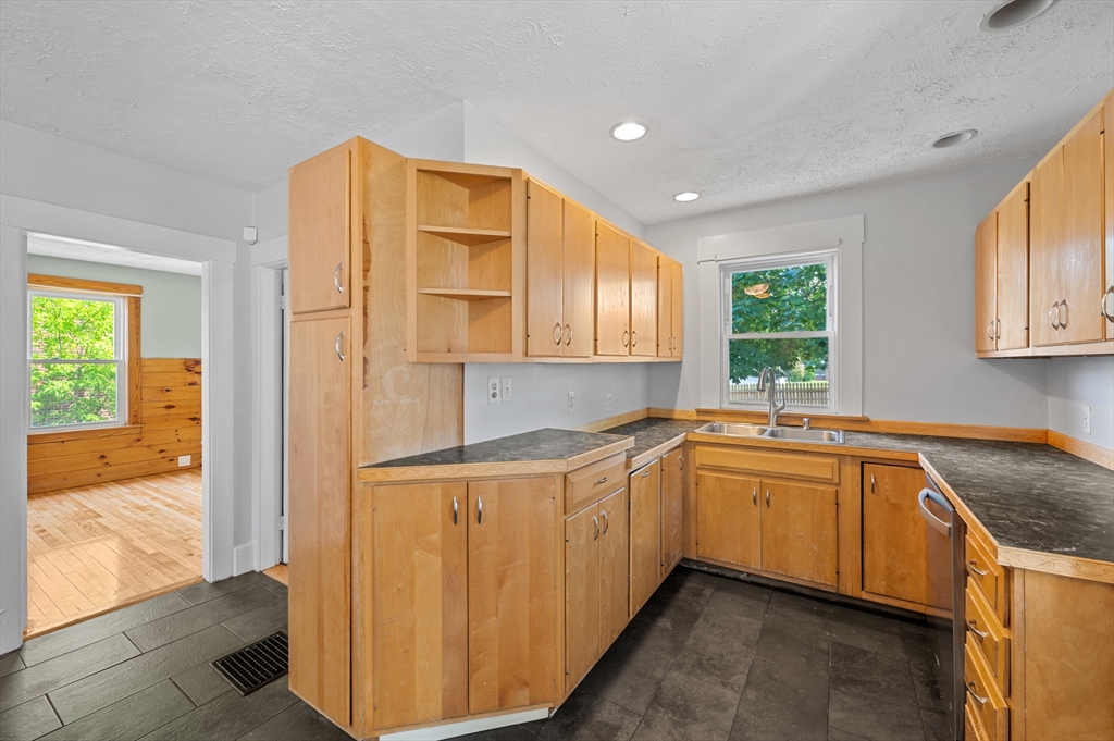 4 bed, 2 bath apartment for rent at 8 Beekman St Unit 0, Fitchburg — photo 9 of 31