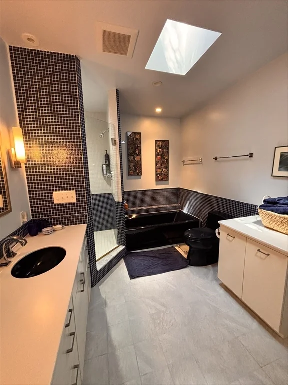 3 bed, 3 bath apartment for rent at 8 Bond St Unit 8, Neighborhood Nine — photo 15 of 21