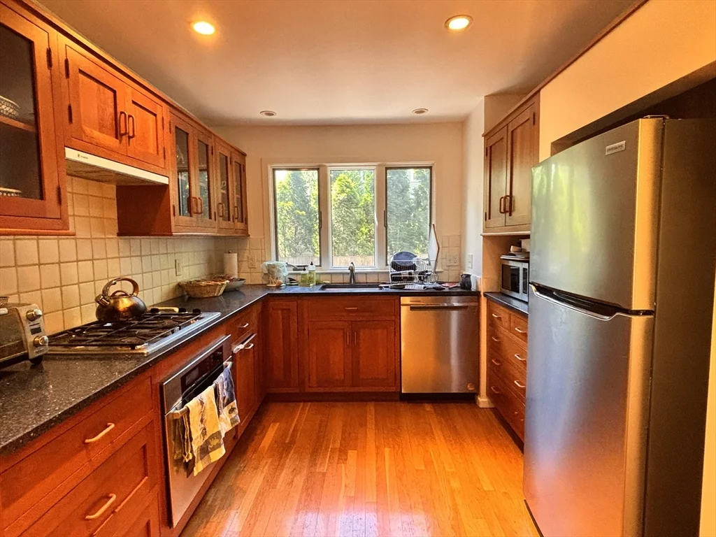 3 bed, 3 bath apartment for rent at 8 Bond St Unit 8, Neighborhood Nine — photo 7 of 21