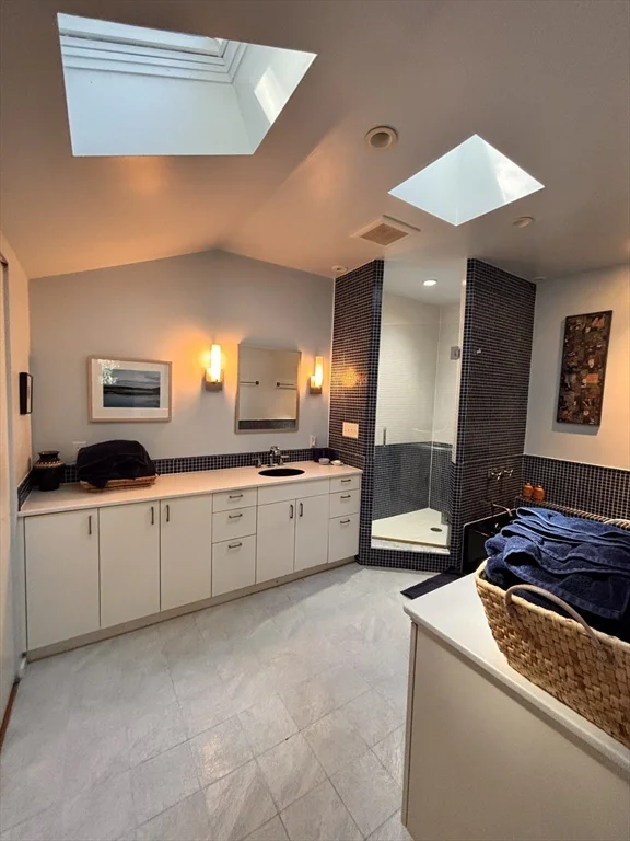 3 bed, 3 bath apartment for rent at 8 Bond St Unit 8, Neighborhood Nine — photo 14 of 21