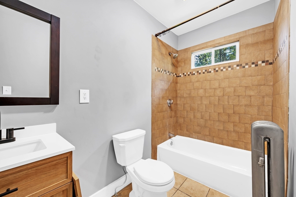5 bed, 1 bath apartment for rent at 8 Brantwood Unit 2, Worcester — photo 13 of 19
