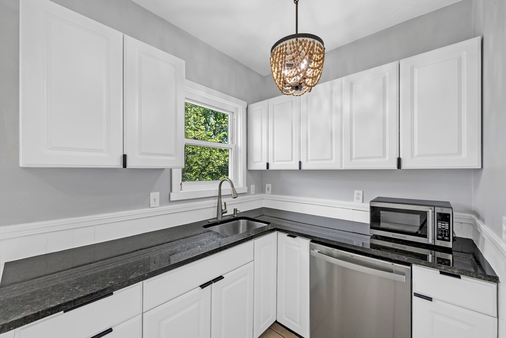 5 bed, 1 bath apartment for rent at 8 Brantwood Unit 2, Worcester — photo 10 of 19