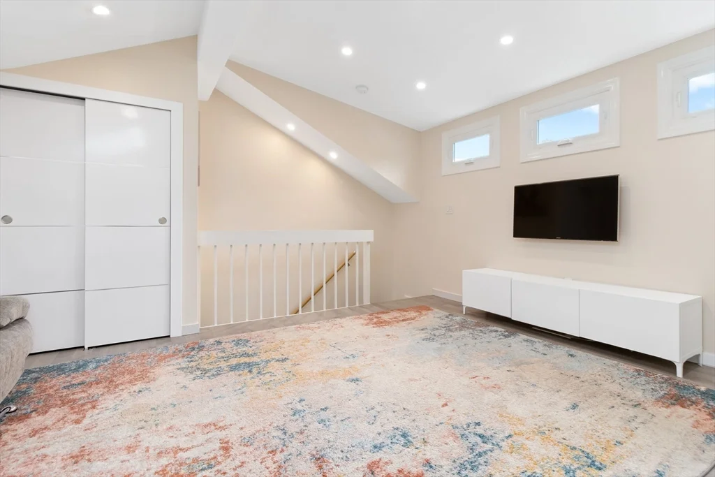 3 bed, 3 bath apartment for rent at 8 Breakwater Dr Unit 8, Chelsea — photo 14 of 21