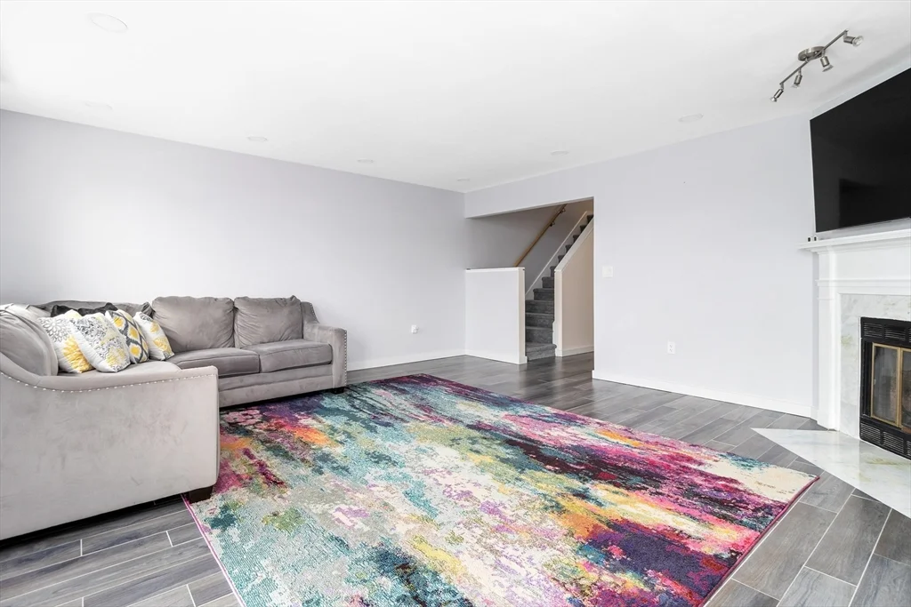 3 bed, 3 bath apartment for rent at 8 Breakwater Dr Unit 8, Chelsea — photo 5 of 21