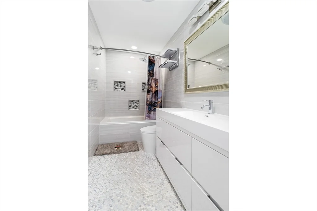 3 bed, 3 bath apartment for rent at 8 Breakwater Dr Unit 8, Chelsea — photo 12 of 21