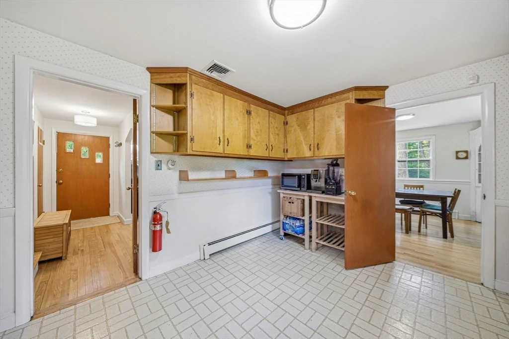4 bed, 1 bath apartment for rent at 8 Brown Rd, Lexington — photo 10 of 26
