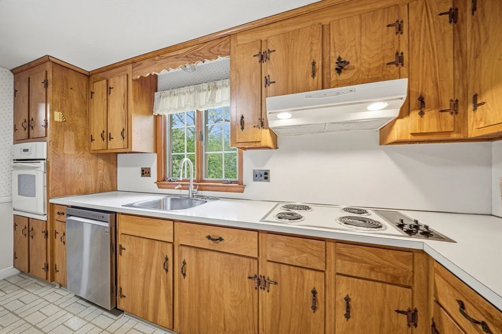 4 bed, 1 bath apartment for rent at 8 Brown Rd, Lexington — photo 9 of 26