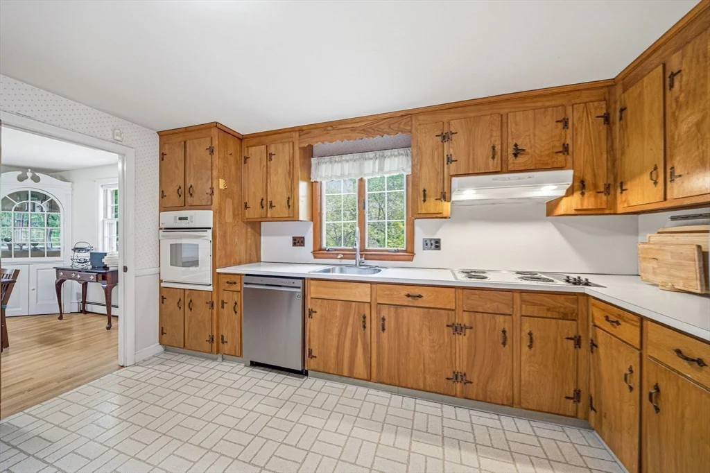 4 bed, 1 bath apartment for rent at 8 Brown Rd, Lexington — photo 8 of 26