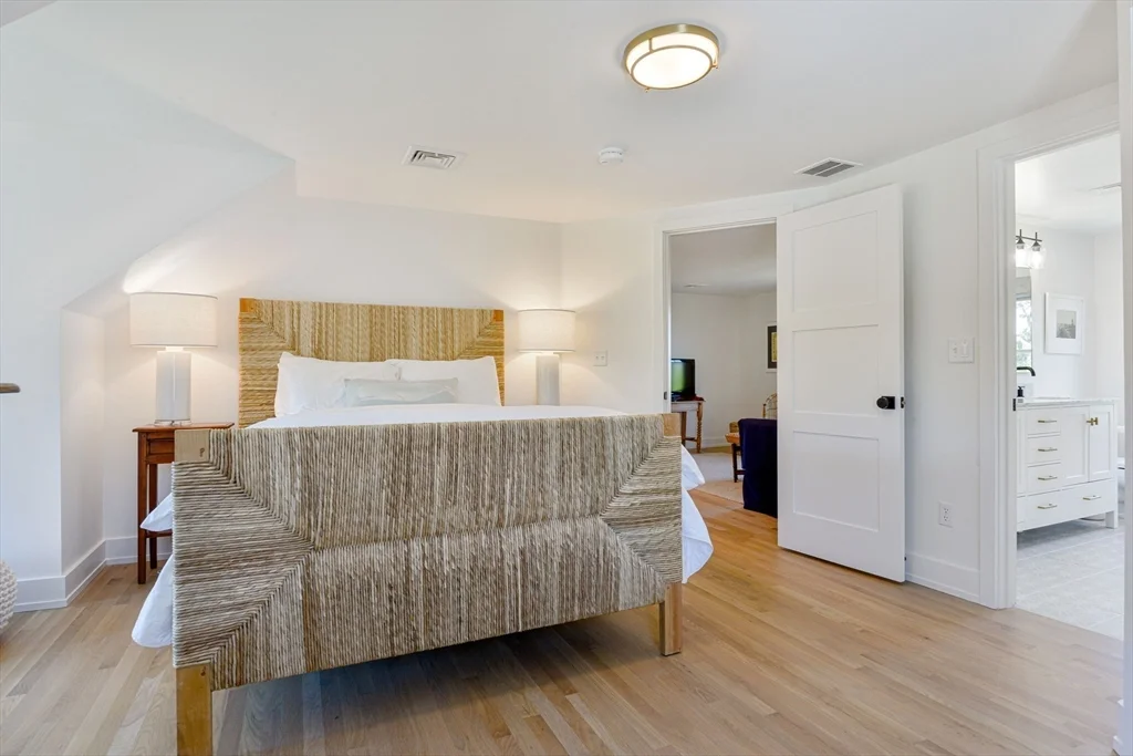 6 bed, 4+ bath apartment for rent at 8 Burnt Swamp Ln, Nantucket — photo 17 of 24