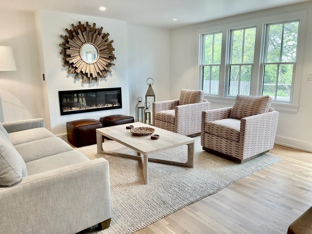 6 bed, 4+ bath apartment for rent at 8 Burnt Swamp Ln, Nantucket — photo 6 of 24