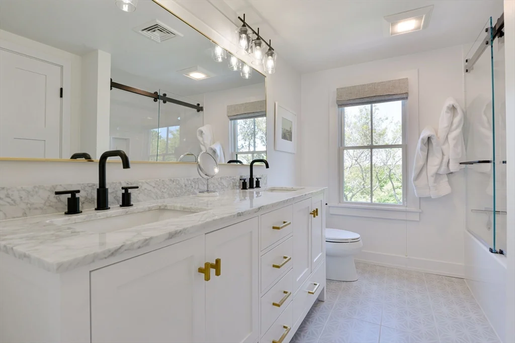 6 bed, 4+ bath apartment for rent at 8 Burnt Swamp Ln, Nantucket — photo 18 of 24