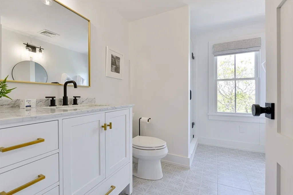 6 bed, 4+ bath apartment for rent at 8 Burnt Swamp Ln, Nantucket — photo 20 of 24