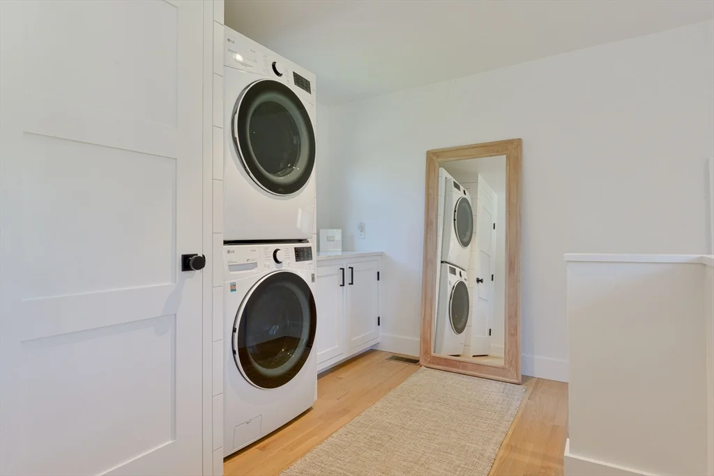 6 bed, 4+ bath apartment for rent at 8 Burnt Swamp Ln, Nantucket — photo 16 of 24