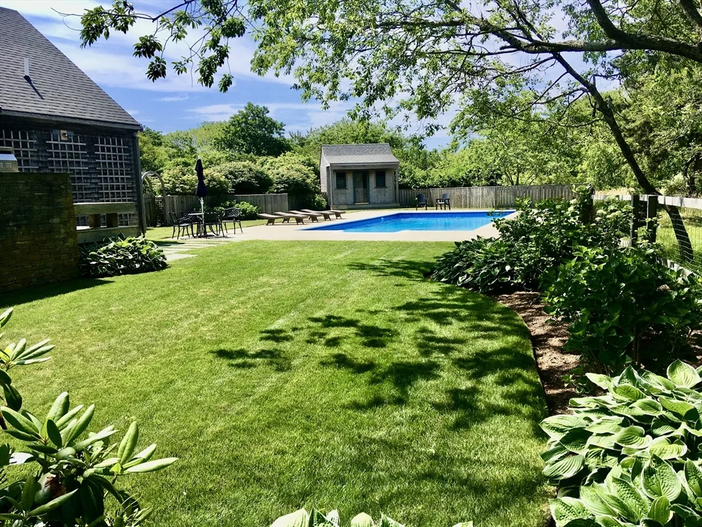 6 bed, 4+ bath apartment for rent at 8 Burnt Swamp Ln, Nantucket — photo 3 of 24