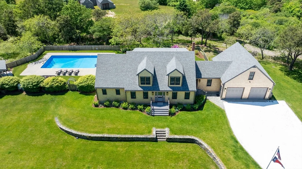6 bed, 4+ bath apartment for rent at 8 Burnt Swamp Ln, Nantucket — photo 1 of 24