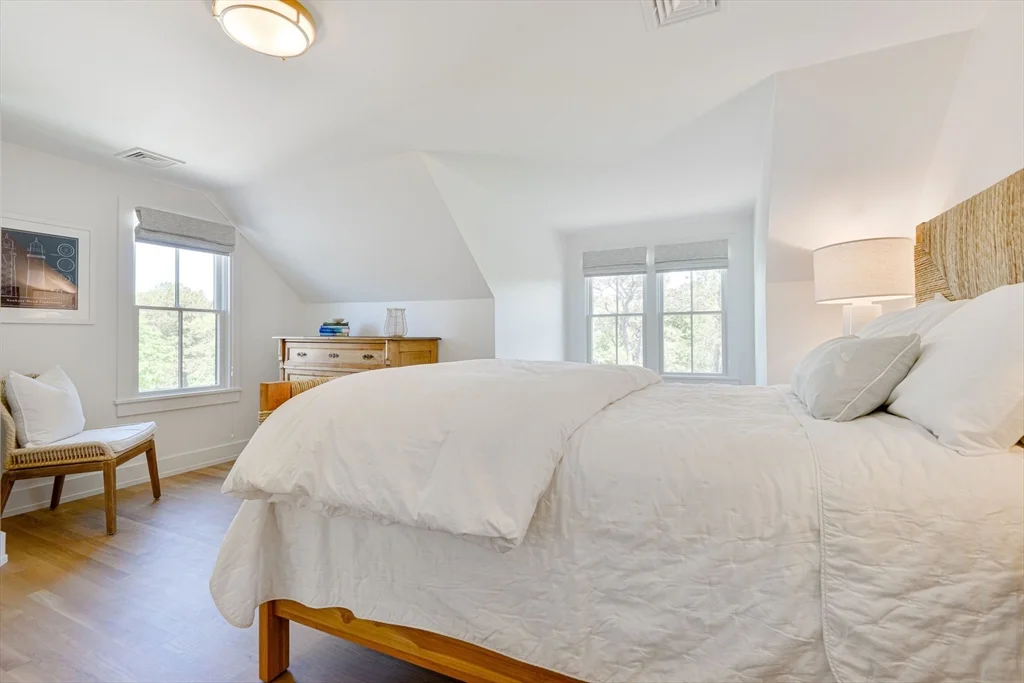 6 bed, 4+ bath apartment for rent at 8 Burnt Swamp Ln, Nantucket — photo 12 of 24