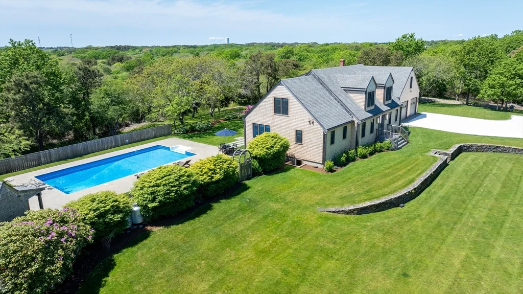 6 bed, 4+ bath apartment for rent at 8 Burnt Swamp Ln, Nantucket — photo 2 of 24