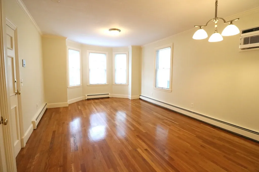 2 bed, 1 bath apartment for rent at 8 Caldwell Ave Unit 2, Ward Two — photo 3 of 16