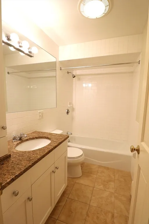 2 bed, 1 bath apartment for rent at 8 Caldwell Ave Unit 2, Ward Two — photo 11 of 16