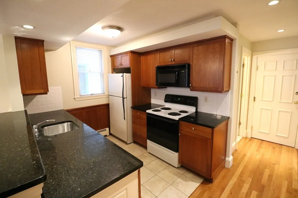 2 bed, 1 bath apartment for rent at 8 Caldwell Ave Unit 2, Ward Two — photo 7 of 16