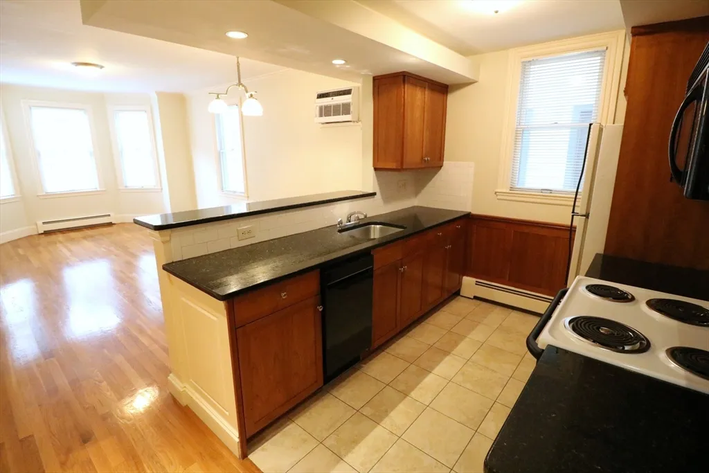 2 bed, 1 bath apartment for rent at 8 Caldwell Ave Unit 2, Ward Two — photo 5 of 16